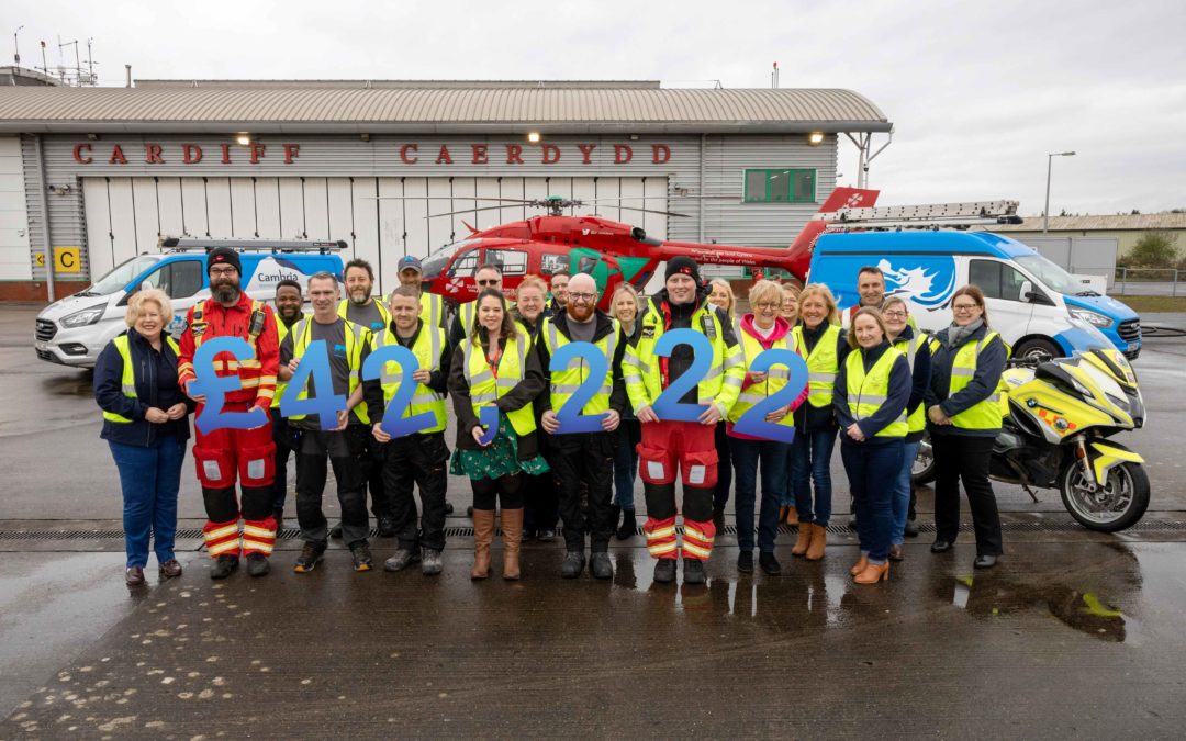 Mae Staff Grŵp Tai Wales & West wedi rhoi mwy na £42,200 i Ambiwlans Awyr Cymru a Beiciau Gwaed Cymru