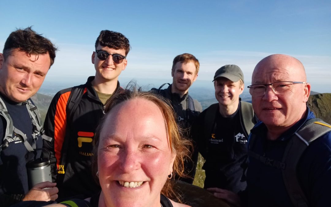 Ein tîm datblygu yn concro Tri Chopa Cymru ar gyfer elusen