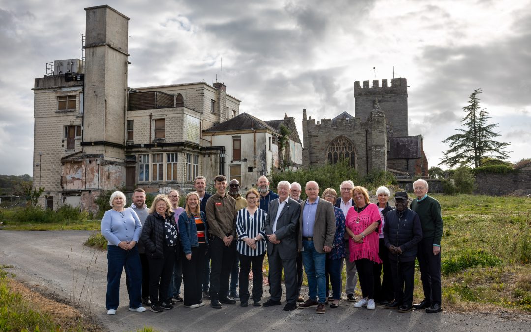 Cwmni adeiladu lleol yn dechrau gwaith ar ailddatblygu hen Ysbyty Aberteifi